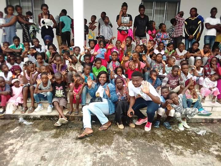 Noël: les enfants de la commune de Koulamoutou disent merci au ministre Hugues Mbadinga Madiya!