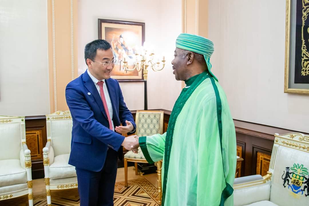 Le vice-président Global du groupe Huawei Technologies et l’envoyé Spécial de Son  du Président de la République Démocratique du Congo chez Ali Bongo Ondimba !