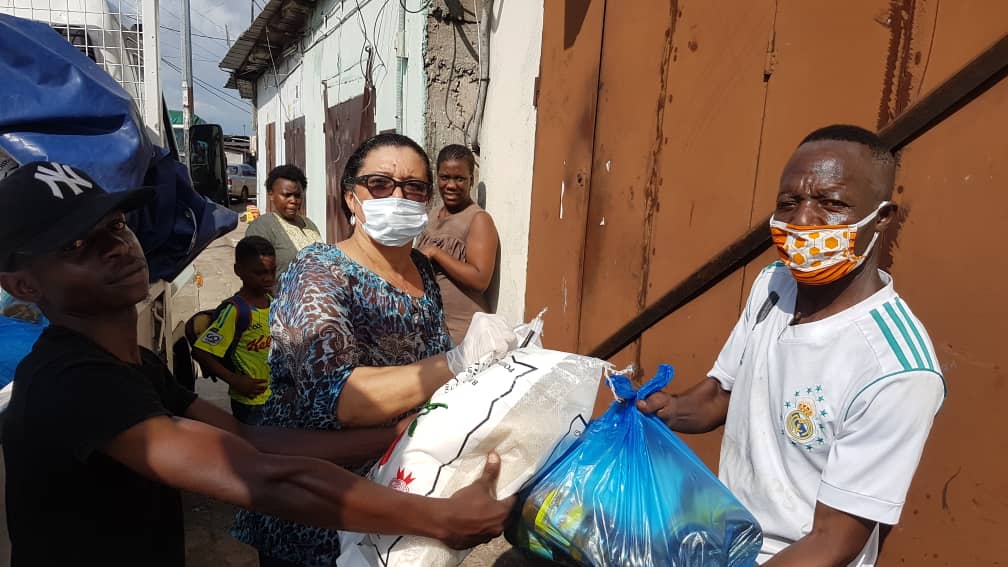 Covid-19 : Don de kits alimentaires de Nourredine Bongo Valentin remis par l’honorable Sylvie Kotha et les élus du 1er siège du 3eme arrondissement de Libreville aux populations dudit siège.