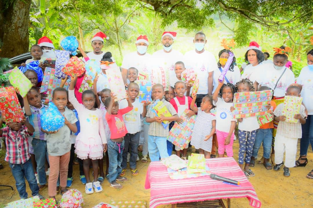 Léon Armel Bounda Balonzi offre un Noël joyeux aux enfants de Fougamou !