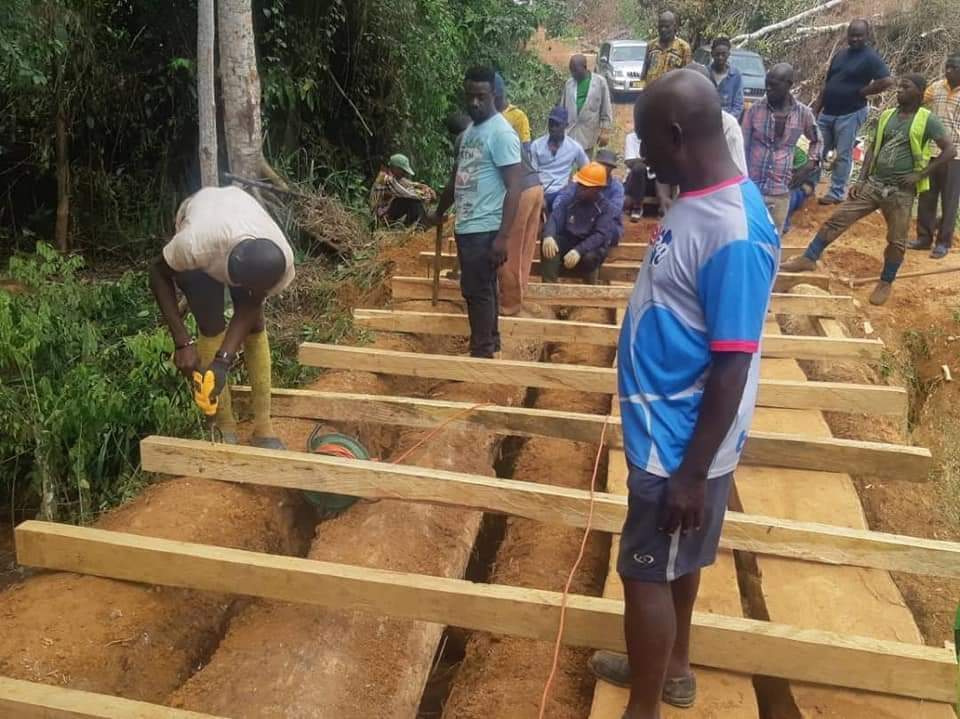 Gabon: des populations du village Yeffa construisent elles mêmes leur pont