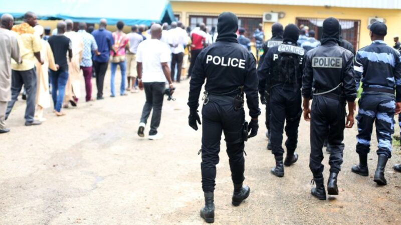 Gabon: des policiers, armés jusqu’aux dents tentent d’extraire de prison un commandant de police.