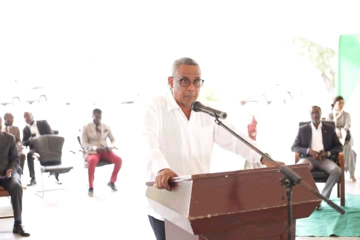 Gabriel Ntchango sur le chantier de la mairie de Port Gentil