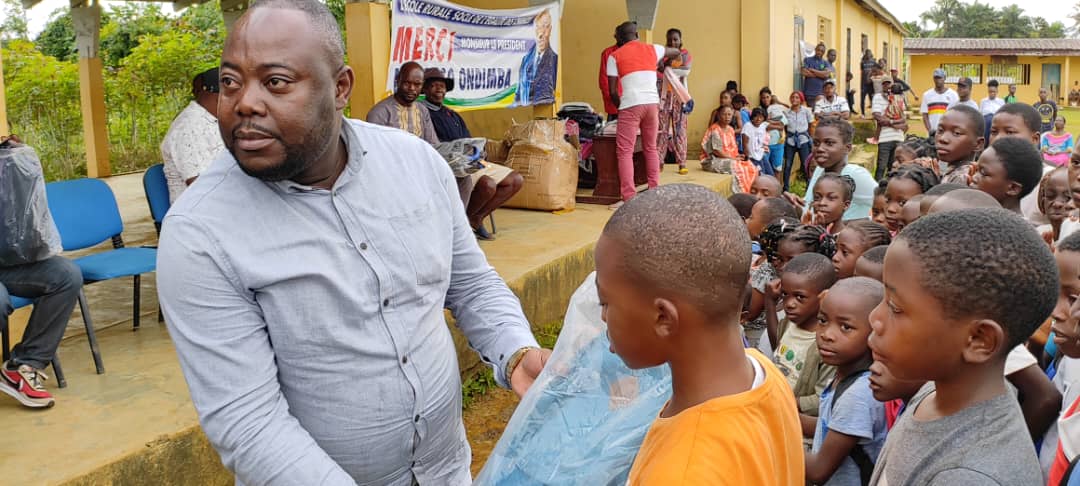 Distribution de kits scolaires : les populations du Canton MBEI (Medouneu) disent merci au Président de la République