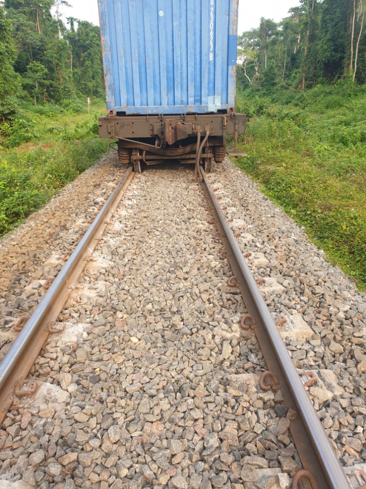 Déraillement d’un train de marchandises en zone instable : les passagers acheminés en bus de Ndjolé vers Libreville