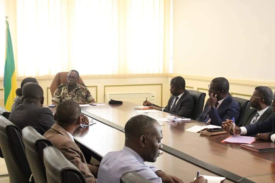 Présentation du rapport de la commission interministérielle de sélection des PME gabonaises au Ministre des Travaux Publics, le Général Flavien NZENGUI NZOUNDOU