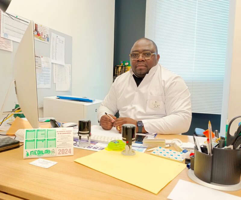 Santé: le quotidien du chef de service Laboratoire du CHU Jeanne EBORI, Professeur Joël Fleury DJOBA