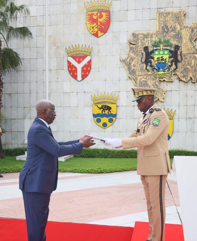 Remise du rapport des conclusions du dialogue national au Premier ministre par le chef de la transition