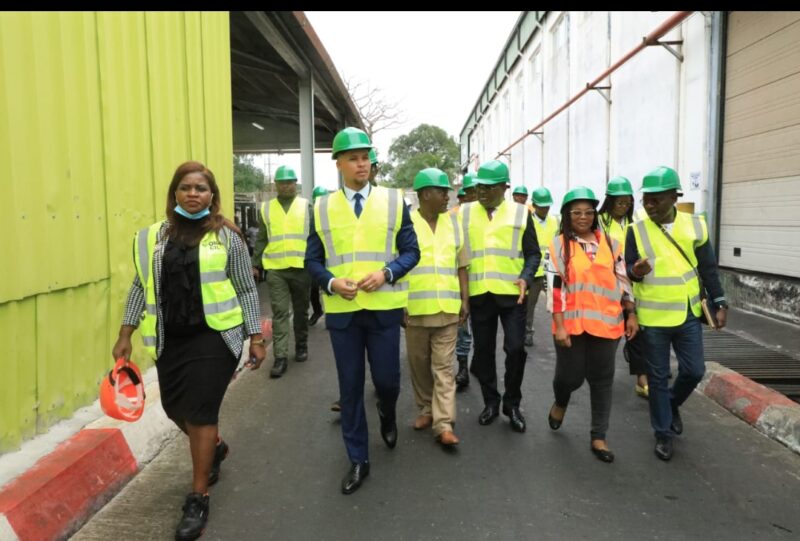 Le Ministre de l’Industrie en visite à la raffinerie Olam-Palm de Lambaréné : une production en plein essor et un engagement sociétal fort