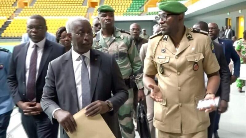 Distribution des bons de caisse: Raymond Ndong Sima en visite surprise au Palais des Sports de Libreville