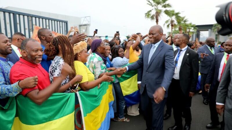 Brice Clotaire Oligui Nguema Rencontre la Diaspora Gabonaise à Malabo : Un lien fort avec les concitoyens à l’étranger