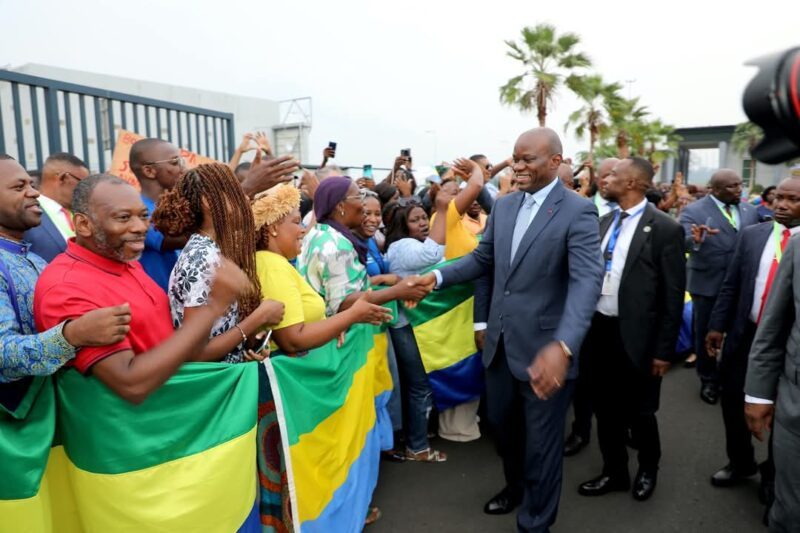 Brice Clotaire Oligui Nguema Rencontre la Diaspora Gabonaise à Malabo : Un lien fort avec les concitoyens à l’étranger